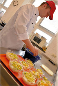 Schüler portioniert Dessert