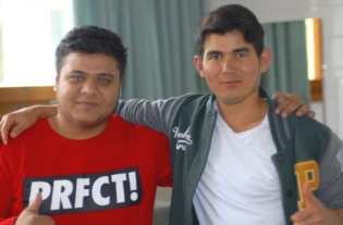 Zwei Schueler aus der Ausbildungsvorbereitung fuer Migranten