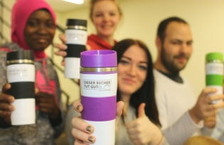 Schüler zeigen den Thermobecher