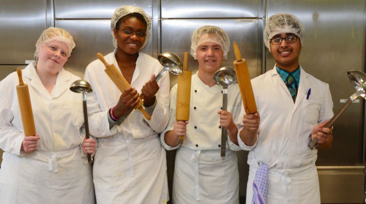 Vier Schüler in der Küche