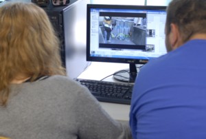 Zwei Schueler beim Schneiden der Filme am Computer