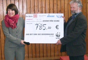 Der Spendenscheck wird übergeben