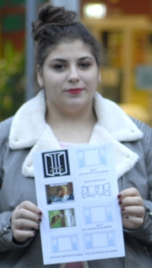 Eine Schuelerin zeigt die Etiketten