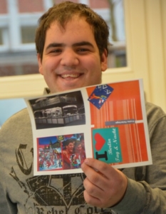 Ein Schueler zeigt sein Arbeitsprodukt ein gedrucktes Blatt