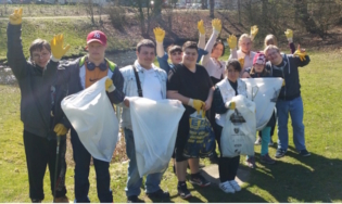 Schülerinnen und Schüler beim Müllsammeln in der Uferstraße
