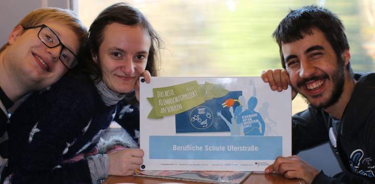 Drei stolze Schüler_innen auf der Rückfahrt nach der Preisverleihung...