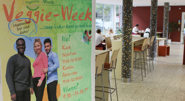 Werbung für die Vegetarische Woche in der Pausenhalle