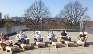 Nutzung der Möbel auf der Dachterrasse