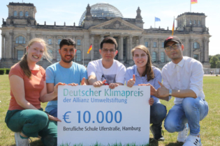 Siegerfoto vom Reichstagsgebäude