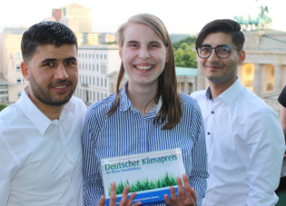 Siegerlächeln vorm Brandenburger Tor