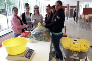 Abwiegen eines Teils der gesammelten Deckel