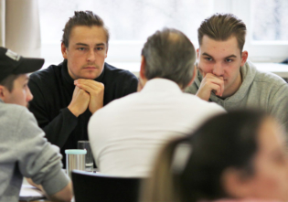 Fachabitur-Schüler im Gespräch mit einem Bürgerschaftsabgeordneten