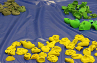 Klettergriffe für Inklusion an der Kletterwand