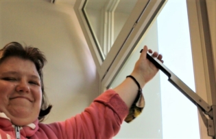 Schülerin bei Stoßlüften in der Schule Uferstraße