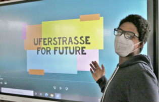 Ein Schüler bei der Präsentation für die BVF/BVW - gewonnen hat eine Fachoberschule-FOS-Klasse