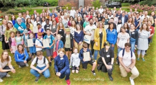 Gruppenbild der Vertreter der Hamburger Umweltschulen 2023